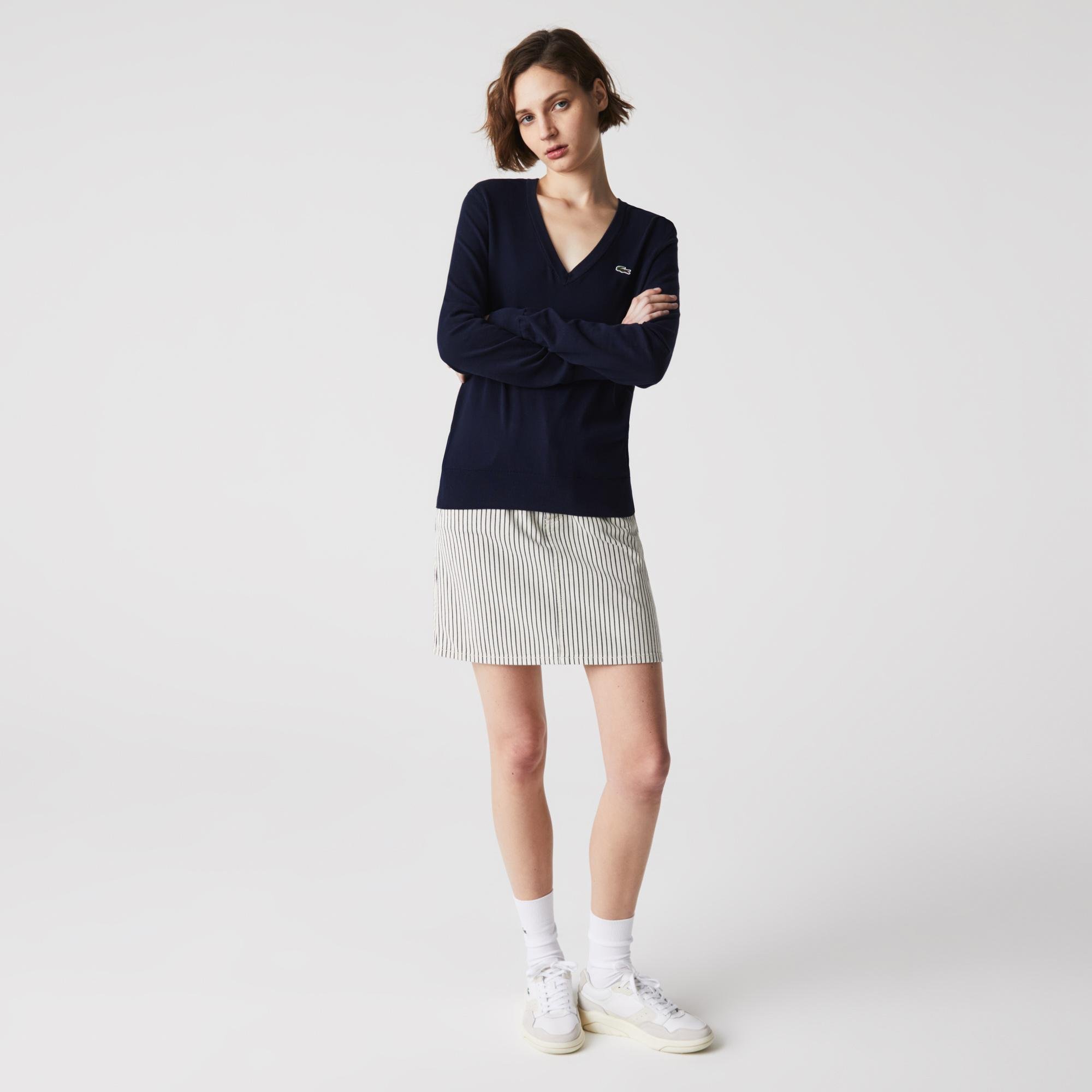 Lacoste dámský volný svetr s výstřihem do V z organické bavlny