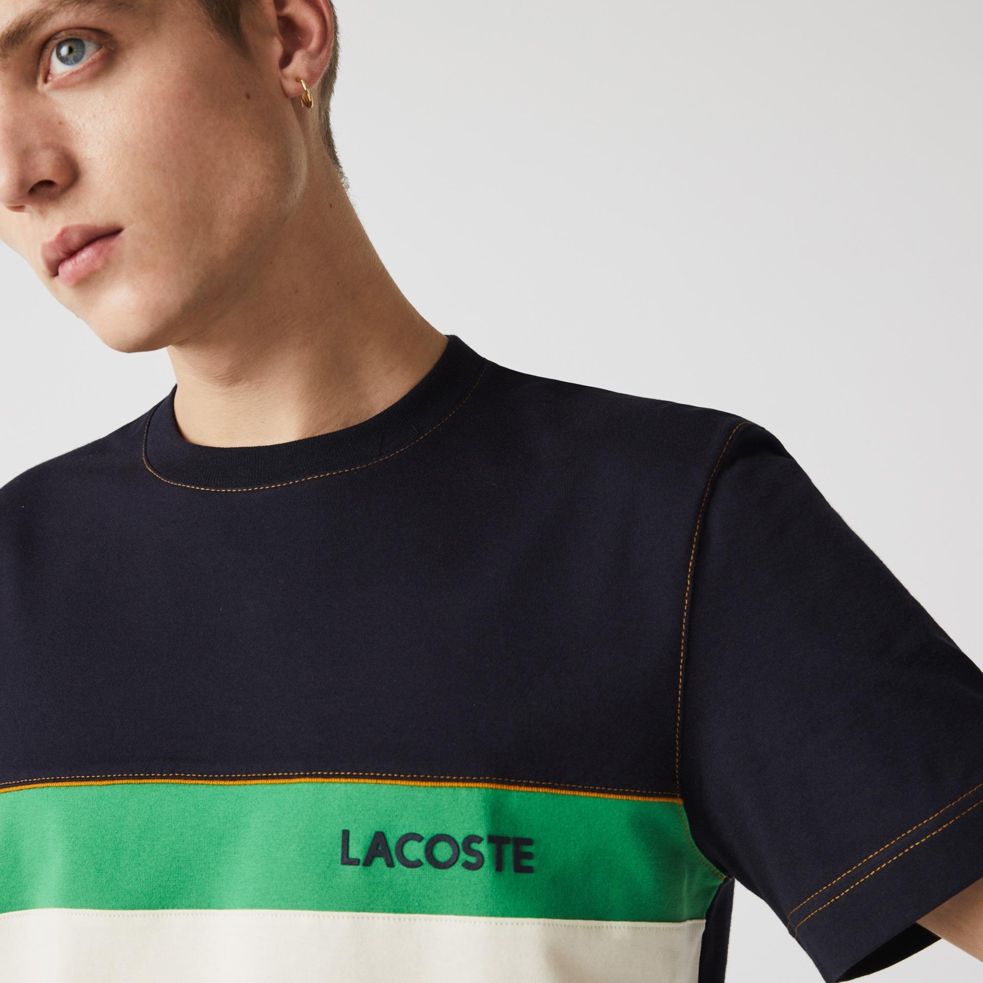 Lacoste pánské bavlněné tričko s přiléhavým oválným výstřihem s barevnými bloky s nápisy